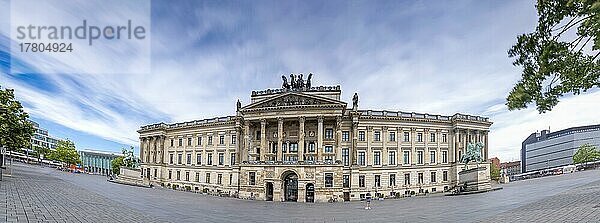 Rekonstruktion des Braunschweiger Schlosses  heute Einkaufszentrum Schloss-Arkaden  Reiterstandbilder der Herzöge Carl-Wilhelm Ferdinand (1735-1806) (l.) und Friedrich Wilhelm (1771-1815)  Panoramafoto  Langzeitbelichtung