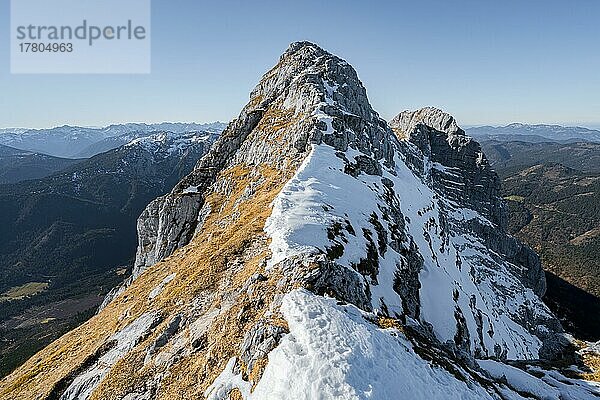 Gipfelgrat mit erstem Schnee im Herbst  Wanderweg zum Guffert  Brandenberger Alpen  Tirol  Österreich  Europa
