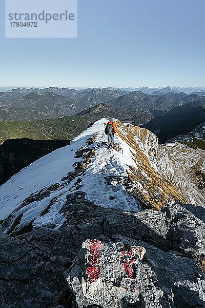 Bergsteiger am Gipfelgrat mit erstem Schnee im Herbst  Wegmarkierung am Wanderweg zum Guffert  Ausblick auf Bergpanorama  Brandenberger Alpen  Tirol  Österreich  Europa