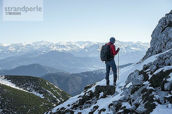 Bergsteiger am felsigen Gipfelgrat mit erstem Schnee im Herbst  Wanderweg zum Guffert  hinten Bergpanorama  Brandenberger Alpen  Tirol  Österreich  Europa