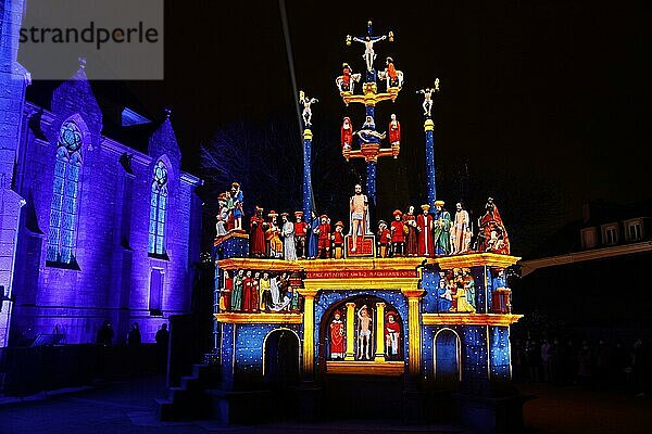 Weihnachtliche Lichtprojektionen auf dem Kalvarienberg Calvaire de Plougastel-Daoulas neben der Kirche Saint Pierre  die Projektionen simulieren die originale farbige Fassung der Figuren  Departement Finistere Penn ar Bed  Region Bretagne Breizh  Frankreich  Europa