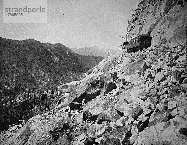 Die Strecke der Midland Railroad führt durch wild zerklüftete  bizarre und felsige Landschaften  die Gates of Hell  die Pikes Peak Route im Bundesstaat Colorado  ca 1880  Amerika  Historisch  digital restaurierte Reproduktion einer Fotovorlage aus dem 19. Jahrhundert