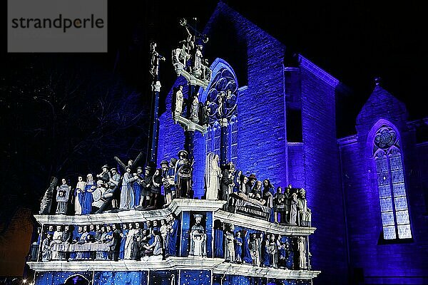 Weihnachtliche Lichtprojektionen auf dem Kalvarienberg Calvaire de Plougastel-Daoulas neben der Kirche Saint Pierre  die Projektionen simulieren die originale farbige Fassung der Figuren  Departement Finistere Penn ar Bed  Region Bretagne Breizh  Frankreich  Europa