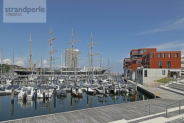 Hotel Maritim  Yachthafen  Museumssegelschiff Passat  moderne Gebäude  Priwall  Travemünde  Lübeck  Schleswig-Holstein  Deutschland  Europa