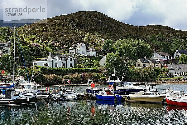 Innere Hebriden  Isle of Skye  Ort Kyleakin  kleiner Hafen Schottland  Großbritannien  Europa