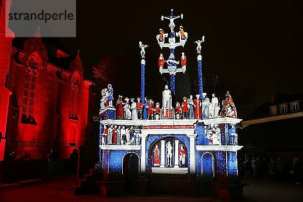 Weihnachtliche Lichtprojektionen auf dem Kalvarienberg Calvaire de Plougastel-Daoulas neben der Kirche Saint Pierre  die Projektionen simulieren die originale farbige Fassung der Figuren  Departement Finistere Penn ar Bed  Region Bretagne Breizh  Frankreich  Europa