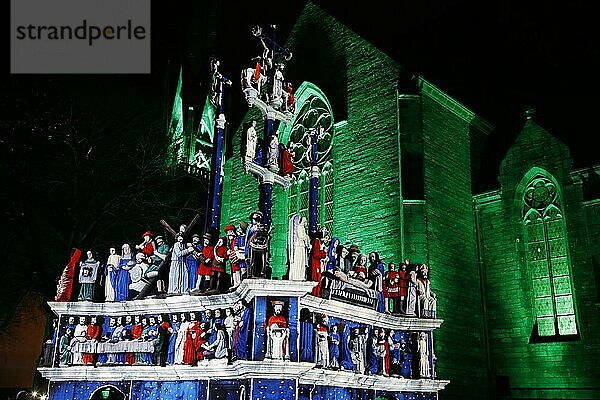 Weihnachtliche Lichtprojektionen auf dem Kalvarienberg Calvaire de Plougastel-Daoulas neben der Kirche Saint Pierre  die Projektionen simulieren die originale farbige Fassung der Figuren  Departement Finistere Penn ar Bed  Region Bretagne Breizh  Frankreich  Europa