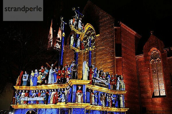 Weihnachtliche Lichtprojektionen auf dem Kalvarienberg Calvaire de Plougastel-Daoulas neben der Kirche Saint Pierre  die Projektionen simulieren die originale farbige Fassung der Figuren  Departement Finistere Penn ar Bed  Region Bretagne Breizh  Frankreich  Europa