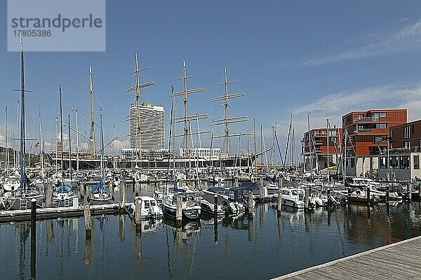 Hotel Maritim  Yachthafen  Museumssegelschiff Passat  moderne Gebäude  Priwall  Travemünde  Lübeck  Schleswig-Holstein  Deutschland  Europa