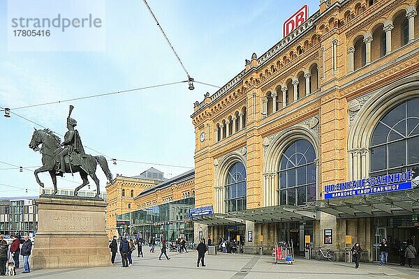 Hauptbahnhof Hannover im Stil der Neorenaissance  Ernst August Platz mit Reiterstandbild König Ernst August Denkmal  Landeshauptstadt Hannover  Niedersachsen  Deutschland  Europa