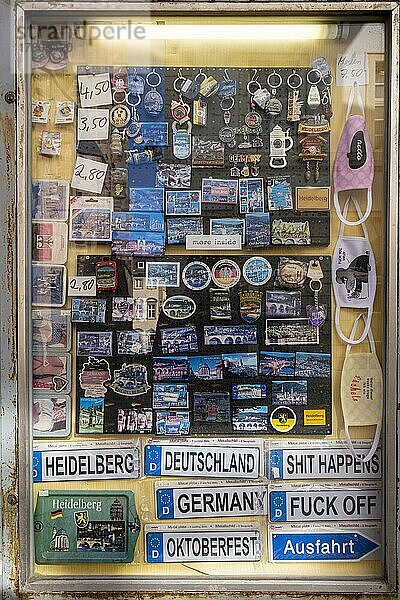 Schilder und Nippes für Touristen in einem Schaufenster von einem Geschäft in der Altstadt von Heidelberg. Wegen der Corona-Pandemie ist das Geschäft geschlossen  Heidelberg  Baden-Württemberg  Deutschland  Europa