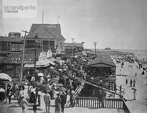 Die Strandpromenade in Atlantic City  Seebad von Philadelphia  Bundesstaat Pennsylvania  ca 1880  Amerika  Historisch  digital restaurierte Reproduktion einer Fotovorlage aus dem 19. Jahrhundert