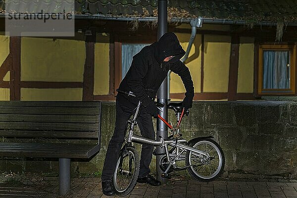 Fahrraddiebstahl Nacht  Mann klaut Fahrrad  Symbolbild