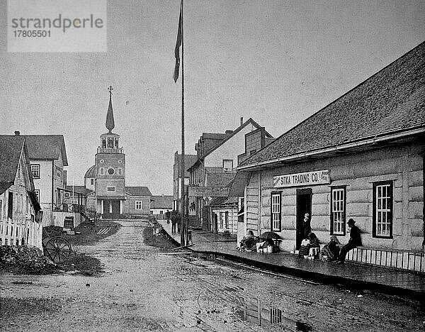 Straßenszene im Zentrum der Stadt Sitka an einem regnerischen Tag  Menschen sitzen vor einem Geschäft und der Kirche am Ende der Straße  Alaska  ca 1880  Amerika  Historisch  digital restaurierte Reproduktion einer Fotovorlage aus dem 19. Jahrhundert