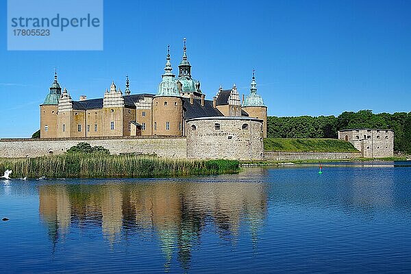 Kalmar Schloss spiegelt sich im ruhigen Wasser  Renaissanceschloss  Ostsee Kalmar Län  Schweden  Europa