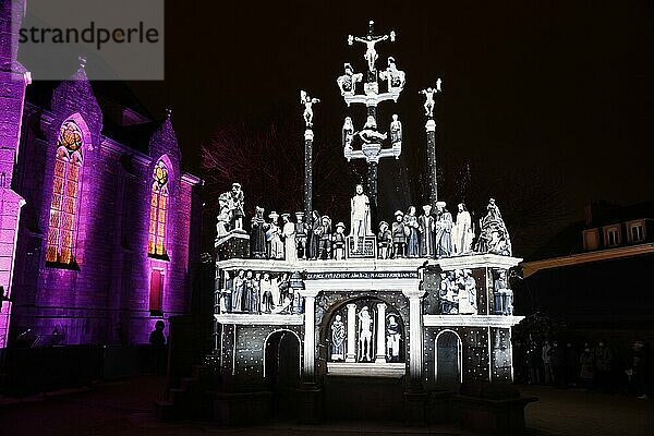 Weihnachtliche Lichtprojektionen auf dem Kalvarienberg Calvaire de Plougastel-Daoulas neben der Kirche Saint Pierre  die Projektionen simulieren die originale farbige Fassung der Figuren  Departement Finistere Penn ar Bed  Region Bretagne Breizh  Frankreich  Europa