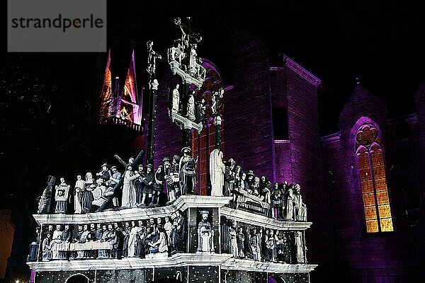 Weihnachtliche Lichtprojektionen auf dem Kalvarienberg Calvaire de Plougastel-Daoulas neben der Kirche Saint Pierre  die Projektionen simulieren die originale farbige Fassung der Figuren  Departement Finistere Penn ar Bed  Region Bretagne Breizh  Frankreich  Europa