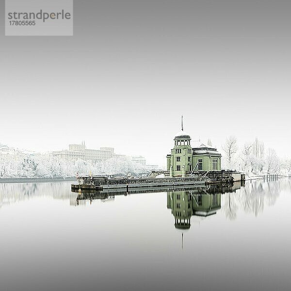 Langzeitbelichtung der Winterlandschaft rund um das Wasserkraftwerk Helmovsky jez an der Moldau in Prag  Tschechien  Europa