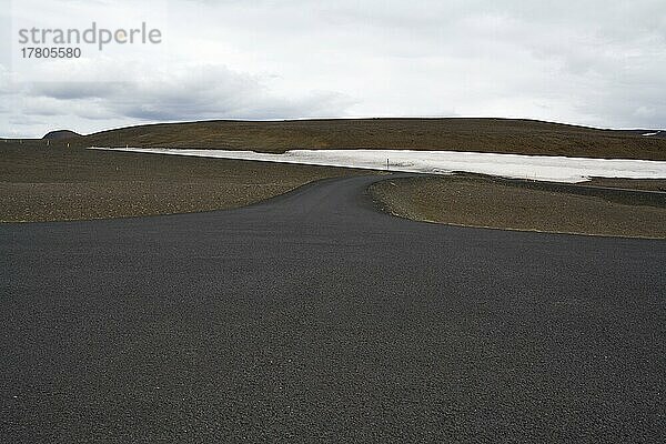 Zufahrt von einem Rastplatz zum südlichen Abschnitt der Ringstraße  im Hintergrund Reste von Schnee  Island  Europa