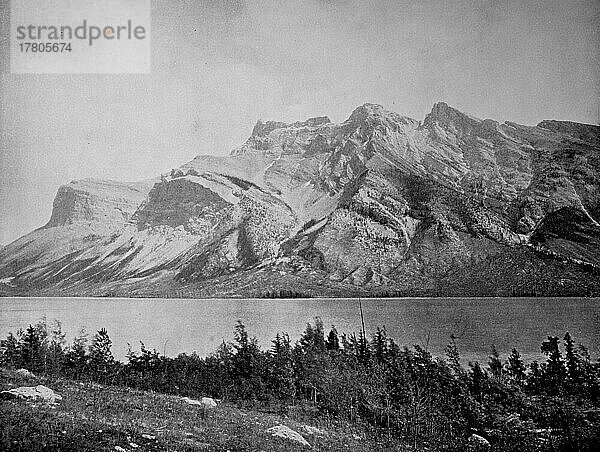 Lake Minnewanka ist ein Gletschersee im östlichen Bereich des Banff-Nationalparks in der Provinz Alberta  landschaftlich in den Rocky Mountains gelegen  ca 1880  Kanada  Historisch  digital restaurierte Reproduktion einer Fotovorlage aus dem 19. Jahrhundert  Nordamerika