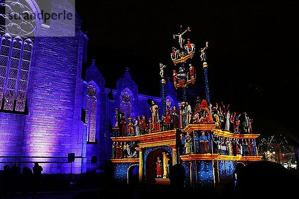 Weihnachtliche Lichtprojektionen auf dem Kalvarienberg Calvaire de Plougastel-Daoulas neben der Kirche Saint Pierre  die Projektionen simulieren die originale farbige Fassung der Figuren  Departement Finistere Penn ar Bed  Region Bretagne Breizh  Frankreich  Europa