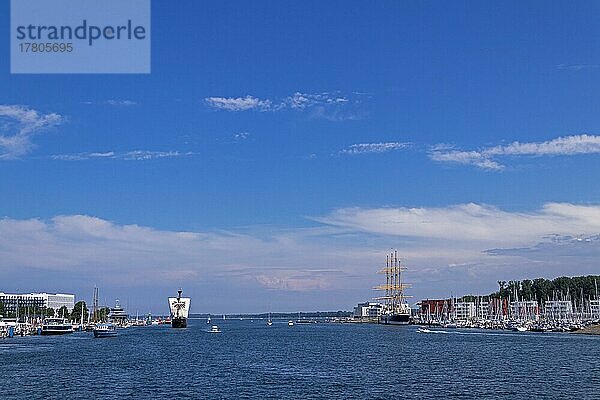 Hansekogge und andere Ausflugsboote  Museumssegelschiff Passat  Priwall  Travemünde  Lübeck  Schleswig-Holstein  Deutschland  Europa