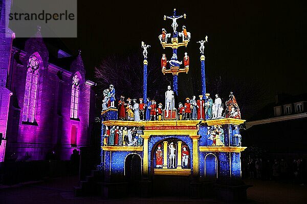 Weihnachtliche Lichtprojektionen auf dem Kalvarienberg Calvaire de Plougastel-Daoulas neben der Kirche Saint Pierre  die Projektionen simulieren die originale farbige Fassung der Figuren  Departement Finistere Penn ar Bed  Region Bretagne Breizh  Frankreich  Europa