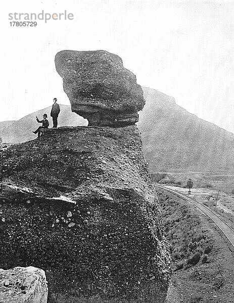 Männer neben der Felsformation  dem Pulpit Rock  in Echo Canon an der Eisenbahnlinie  Bundesstaat Utah  ca 1880  Amerika  Historisch  digital restaurierte Reproduktion einer Fotovorlage aus dem 19. Jahrhundert
