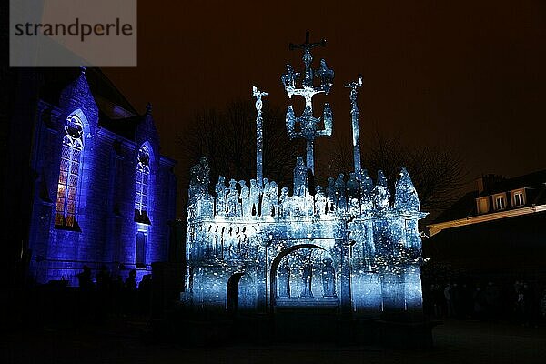 Weihnachtliche Lichtprojektionen auf dem Kalvarienberg Calvaire de Plougastel-Daoulas neben der Kirche Saint Pierre  die Projektionen simulieren die originale farbige Fassung der Figuren  Departement Finistere Penn ar Bed  Region Bretagne Breizh  Frankreich  Europa