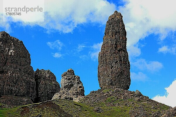 Innere Hebriden  Isle of Skye  Trotternish Halbinsel  Landschaft am Storrmassiv  Basalthmonolith  Old Man of Storr  Schottland  Großbritannien  Europa