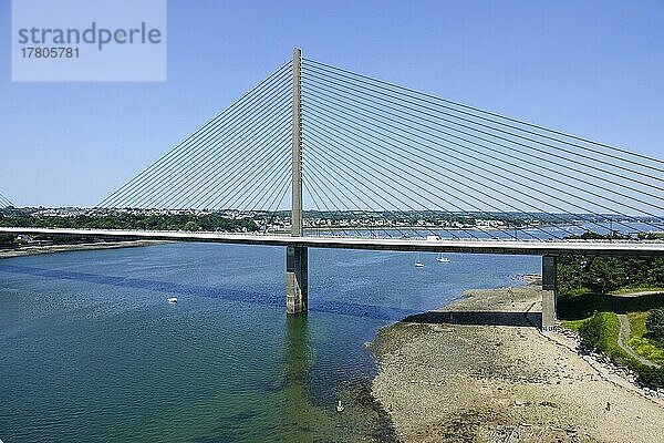 Blick von der Brücke Pont Albert-Louppe auf die Brücke Pont de l'Iroise N165  die Plougastel-Daoulas mit Brest verbindet und den Fluss Elorn überspannt  der hier in die Bucht von Brest mündet  Departement Finistere  Region Bretagne  Frankreich  Europa