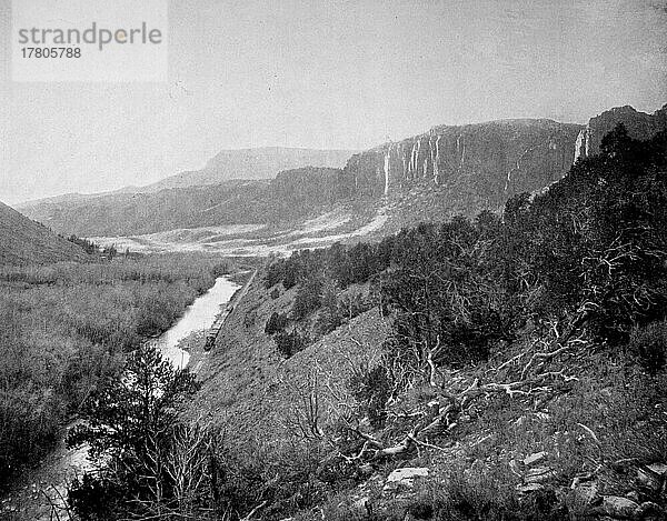 Landschaft und die felsigen Berge des Red Canon  genannt die Sieben Schlösser  Bundesstaat Colorado  ca 1880  Amerika  Historisch  digital restaurierte Reproduktion einer Fotovorlage aus dem 19. Jahrhundert