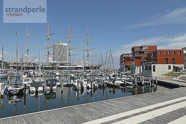 Hotel Maritim  Yachthafen  Museumssegelschiff Passat  moderne Gebäude  Priwall  Travemünde  Lübeck  Schleswig-Holstein  Deutschland  Europa