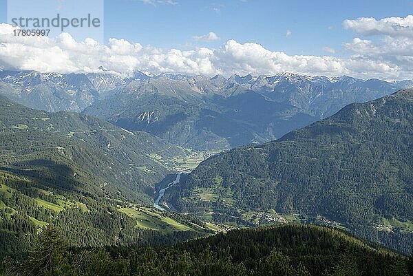 Blick vom Venet Berg auf die Alpen  Fluss Inn  Fernwanderweg E5  Fließ  Tirol  Österreich  Europa