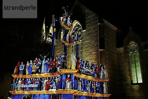 Weihnachtliche Lichtprojektionen auf dem Kalvarienberg Calvaire de Plougastel-Daoulas neben der Kirche Saint Pierre  die Projektionen simulieren die originale farbige Fassung der Figuren  Departement Finistere Penn ar Bed  Region Bretagne Breizh  Frankreich  Europa