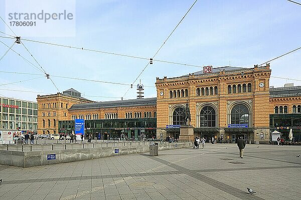 Hauptbahnhof Hannover im Stil der Neorenaissance  Ernst August Platz mit Reiterstandbild König Ernst August Denkmal  Landeshauptstadt Hannover  Niedersachsen  Deutschland  Europa