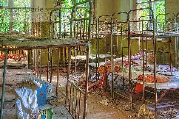 Schlafraum mit Betten  Kindergarten Kopachi  Sperrzone Tschernobyl  Oblast Kiew  Ukraine  Europa