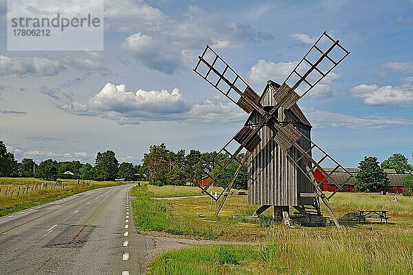 Alte Mühle aus Holz steht an der Straße  Öland  Schweden  Europa