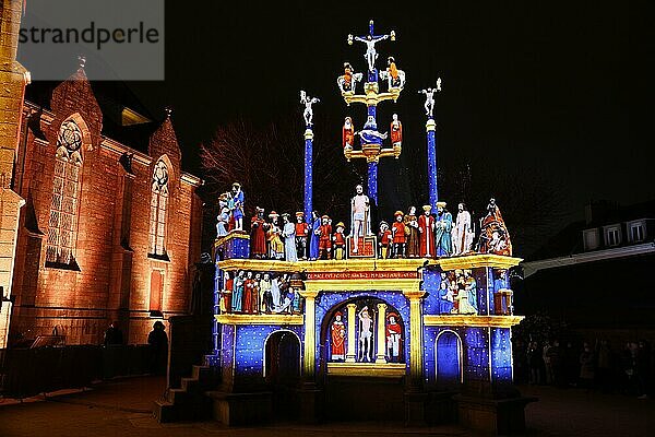 Weihnachtliche Lichtprojektionen auf dem Kalvarienberg Calvaire de Plougastel-Daoulas neben der Kirche Saint Pierre  die Projektionen simulieren die originale farbige Fassung der Figuren  Departement Finistere Penn ar Bed  Region Bretagne Breizh  Frankreich  Europa