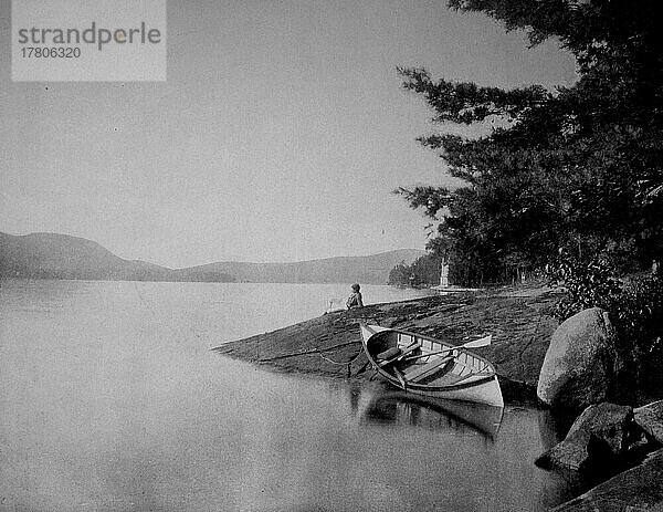 Mann entspannt am Ufer und schaut a  Historisch  digital restaurierte Reproduktion einer Fotovorlage aus dem 19. Jahrhundertuf den Lake George  davor ein Ruderboot  New York  ca 1880  Amerika