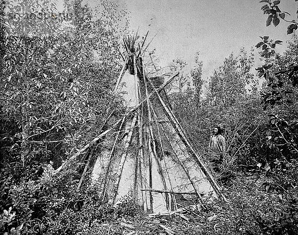 Crow- oder Absaroka-Indianerhäuptling steht vor dem Zelt des Begräbnisgericht seiner Frau  ca 1880  Amerika  Historisch  digital restaurierte Reproduktion einer Fotovorlage aus dem 19. Jahrhundert