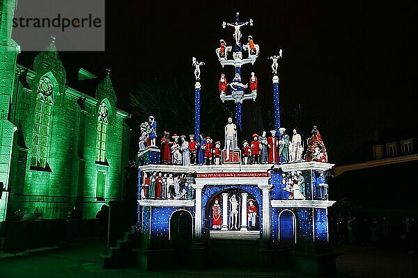 Weihnachtliche Lichtprojektionen auf dem Kalvarienberg Calvaire de Plougastel-Daoulas neben der Kirche Saint Pierre  die Projektionen simulieren die originale farbige Fassung der Figuren  Departement Finistere Penn ar Bed  Region Bretagne Breizh  Frankreich  Europa