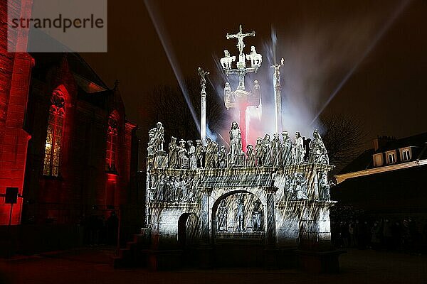 Weihnachtliche Lichtprojektionen auf dem Kalvarienberg Calvaire de Plougastel-Daoulas neben der Kirche Saint Pierre  die Projektionen simulieren die originale farbige Fassung der Figuren  Departement Finistere Penn ar Bed  Region Bretagne Breizh  Frankreich  Europa