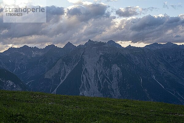 Blick vom Venet Berg auf die Alpen  Sonnenuntergang  Fernwanderweg E5  Zams  Tirol  Österreich  Europa