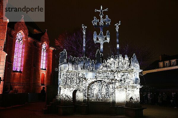 Weihnachtliche Lichtprojektionen auf dem Kalvarienberg Calvaire de Plougastel-Daoulas neben der Kirche Saint Pierre  die Projektionen simulieren die originale farbige Fassung der Figuren  Departement Finistere Penn ar Bed  Region Bretagne Breizh  Frankreich  Europa