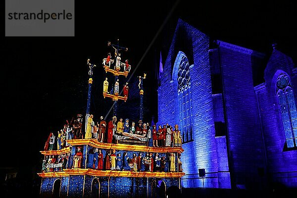 Weihnachtliche Lichtprojektionen auf dem Kalvarienberg Calvaire de Plougastel-Daoulas neben der Kirche Saint Pierre  die Projektionen simulieren die originale farbige Fassung der Figuren  Departement Finistere Penn ar Bed  Region Bretagne Breizh  Frankreich  Europa