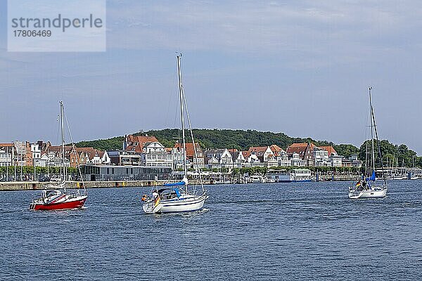 Häuserzeile  Segelboote  Travemünde  Lübeck  Schleswig-Holstein  Deutschland  Europa