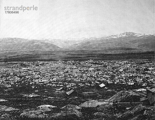 Blick auf die Stadt Leadville  befindet sich auf einer Höhe von 3108 Metern  umgeben von Berggipfeln im Bundesstaat Colorado  ca 1880  Amerika  Historisch  digital restaurierte Reproduktion einer Fotovorlage aus dem 19. Jahrhundert