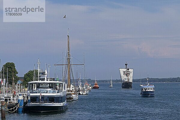 Hansekogge und andere Ausflugsboote  Travemünde  Lübeck  Schleswig-Holstein  Deutschland  Europa