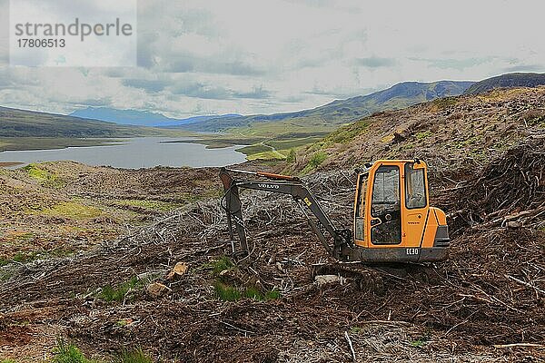 Innere Hebriden  Isle of Skye  Trotternish Halbinsel  Waldrodung  Kahlschlag  am Storrmassiv  Baggerarbeiten  Wegebau  Rodung  Schottland  Großbritannien  Europa